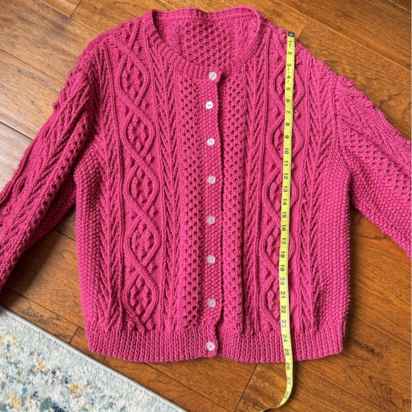 Super cool hand knit chunky cardigan cable knit with pom details size M/L - Picture 9 of 10